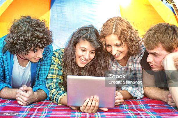 Campamento Amigos Mirando Tableta En Una Tienda Foto de stock y más banco de imágenes de 20 a 29 años - 20 a 29 años, 30-39 años, Adulto