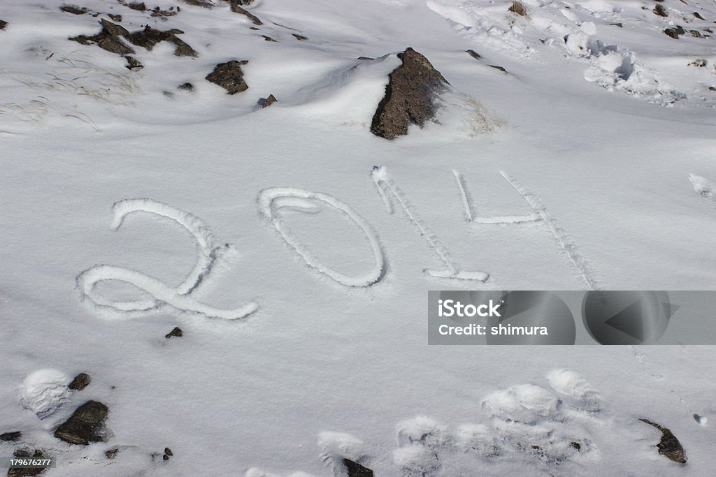 2014 scritto nella neve-grandi numeri - Foto stock royalty-free di Ambientazione esterna