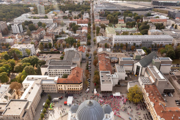 fotografia z drona zamkniętego miasta na maraton i miejsce spotkań w centrum miasta - marathon aerial view crowd running zdjęcia i obrazy z banku zdjęć