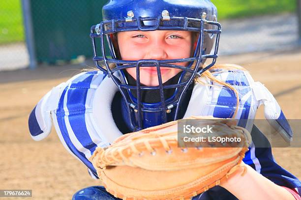 Baseballdziewczyna Łapacz - zdjęcia stockowe i więcej obrazów Baseball - Baseball, Dziecko, Fotografika