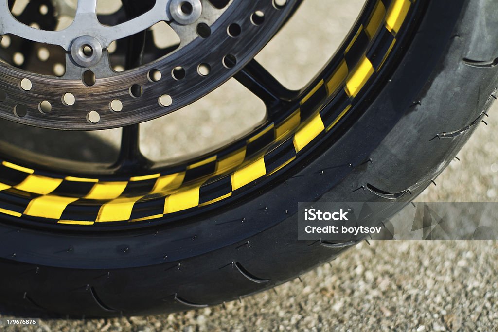 Roda da moto no asfalto - Foto de stock de Amarelo royalty-free