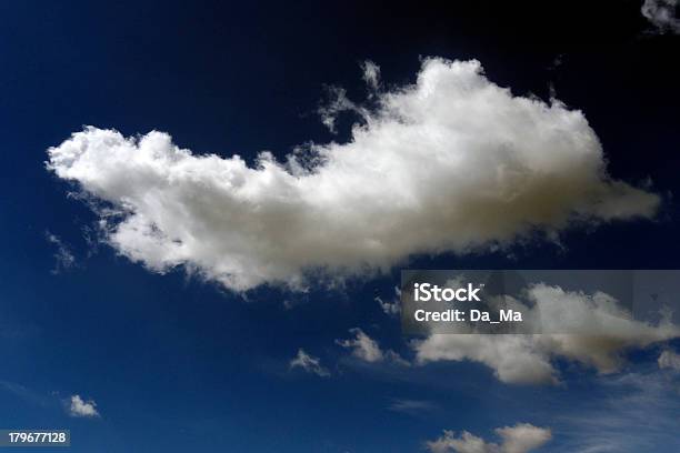 Foto de Brancas Nuvens Em Um Céu Azul e mais fotos de stock de Acima - Acima, Azul, Cena Não-urbana