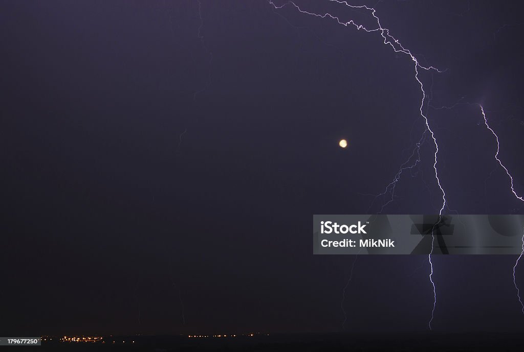 Potente Lightning Bolt arround la luna - Foto de stock de Azul libre de derechos