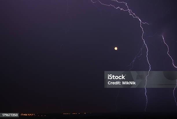 Potente Lightning Bolt Arround La Luna Foto de stock y más banco de imágenes de Azul - Azul, Chispas, Cielo