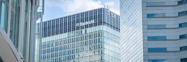 torre de la sede de tarkett s.a y sede de tcs france en la défense en parís - tarkett fotografías e imágenes de stock