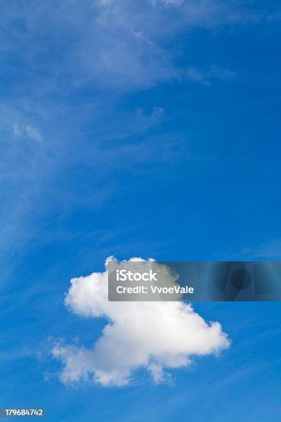 Weiße Wolken Im Blauen Himmel Stockfoto und mehr Bilder von Abstrakt - Abstrakt, August, Bildhintergrund