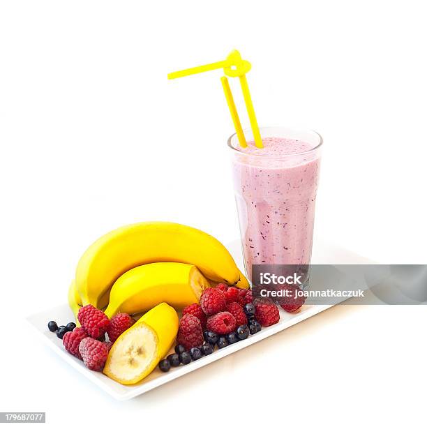 Un Licuado De Frutas Foto de stock y más banco de imágenes de Arándano - Arándano, Batido de plátano, Alimento