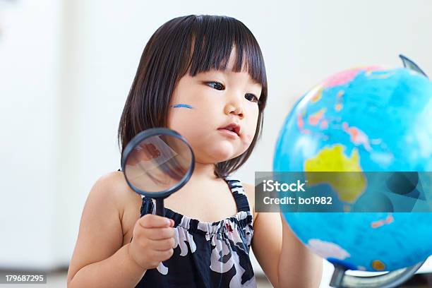 Photo libre de droit de Jolie Petite Fille Avec Le Monde banque d'images et plus d'images libres de droit de 2-3 ans - 2-3 ans, Apprentissage, Asiatique de l'Est et du Sud-Est