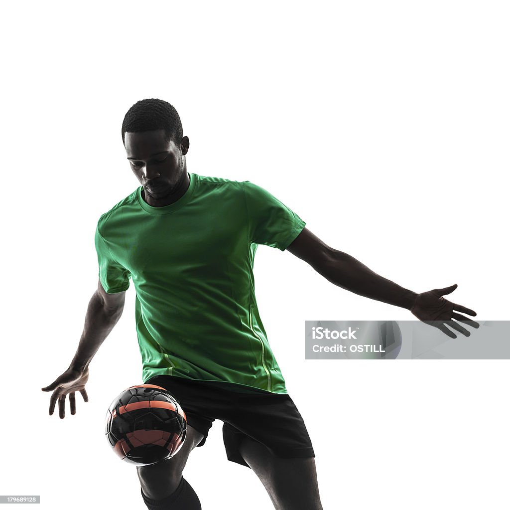 Uomo africano Calciatore Fare il giocoliere silhouette - Foto stock royalty-free di Calciatore