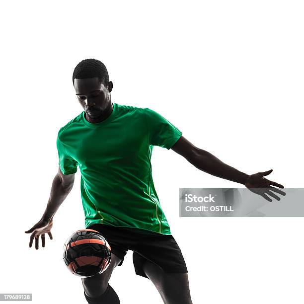 Foto de Africano Malabarismo Silhueta De Homem De Jogador De Futebol e mais fotos de stock de Jogador de Futebol