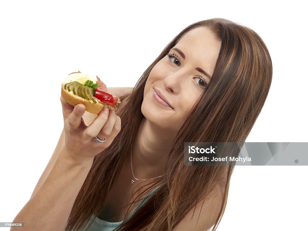 Giovane donna mangiare un panino - Foto stock royalty-free di Giovane adulto