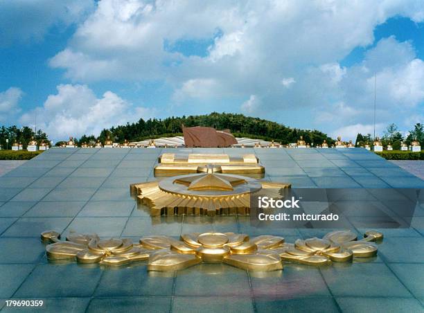 Foto de Taesong Montanhas A Coreia Do Norte Revolucionário Cemitério Do Mártir e mais fotos de stock de Coreia do Norte