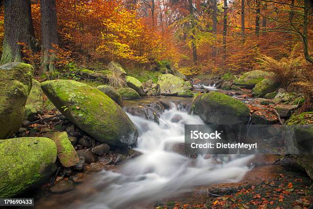 Piękny Wodospad W Jesień Ustawienie - zdjęcia stockowe i więcej obrazów Fotografika - Fotografika, Horyzontalny, Jaskrawy kolor