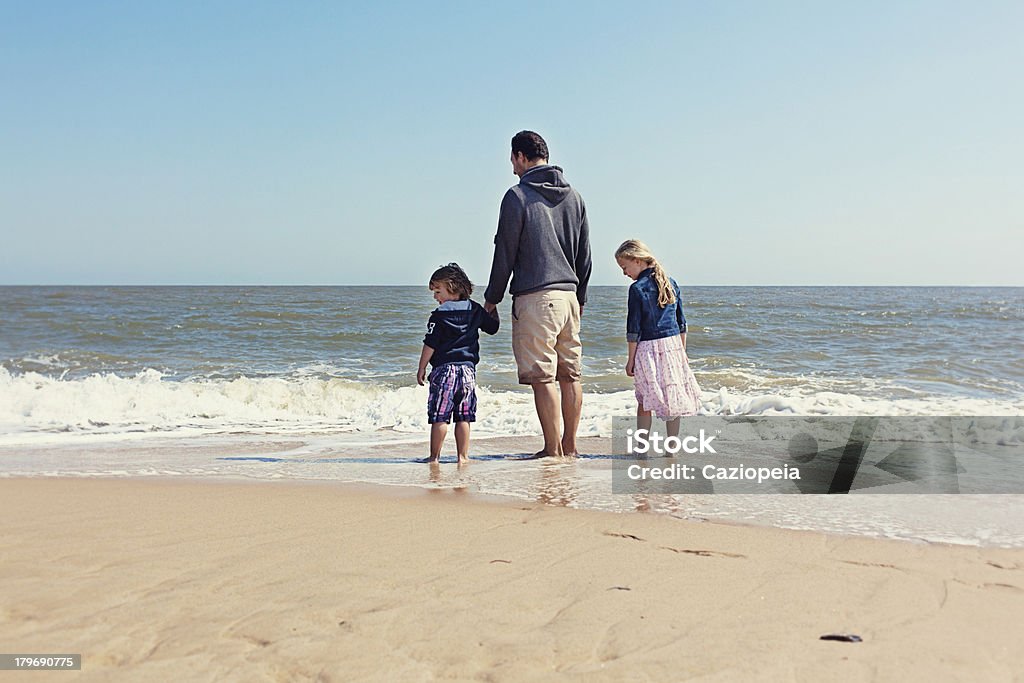 若い家族のビーチ - 2歳から3歳のロイヤリティフリーストックフォト