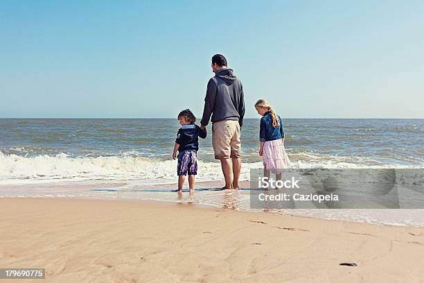 Молодая Семья На Пляже — стоковые фотографии и другие картинки 2-3 года - 2-3 года, 6-7 лет, Англия