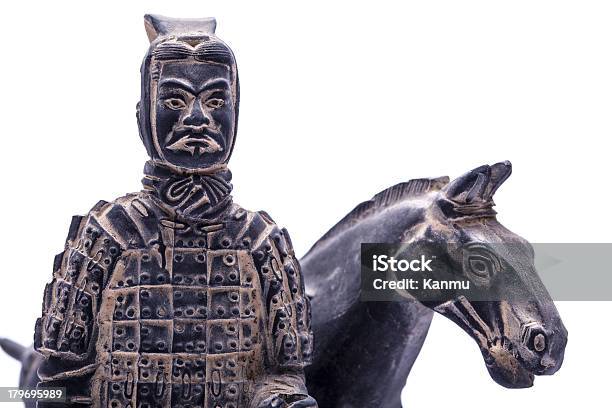 Terra Cotta Guerreiros Isolado Em Fundo Branco - Fotografias de stock e mais imagens de Antigo - Antigo, Arcaico, Arqueologia