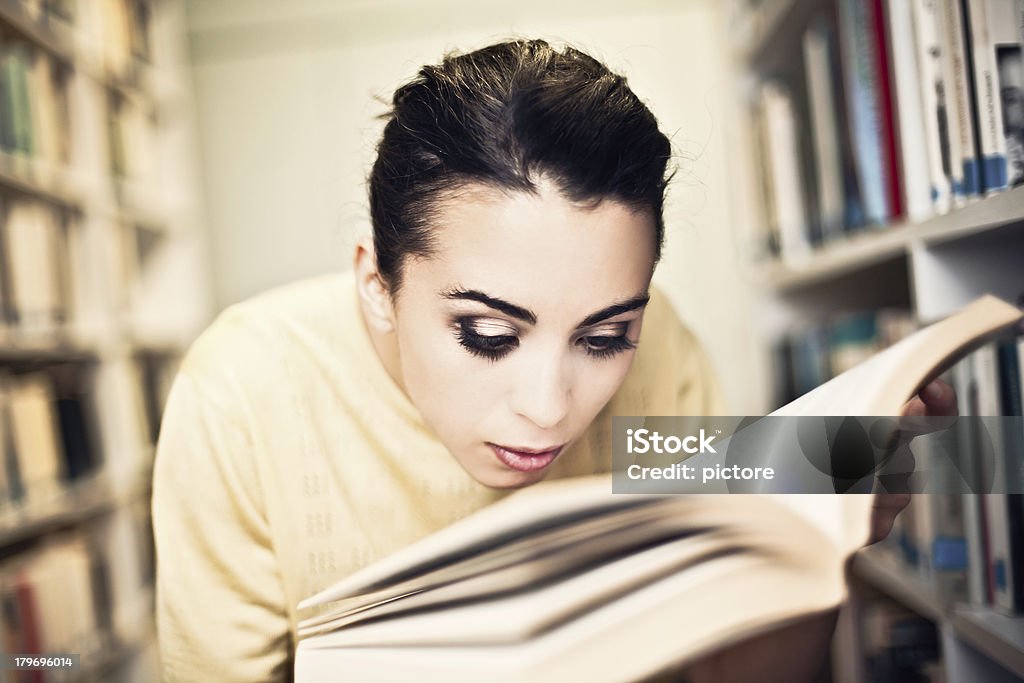 Mujer joven leyendo un libro. - Foto de stock de 20 a 29 años libre de derechos