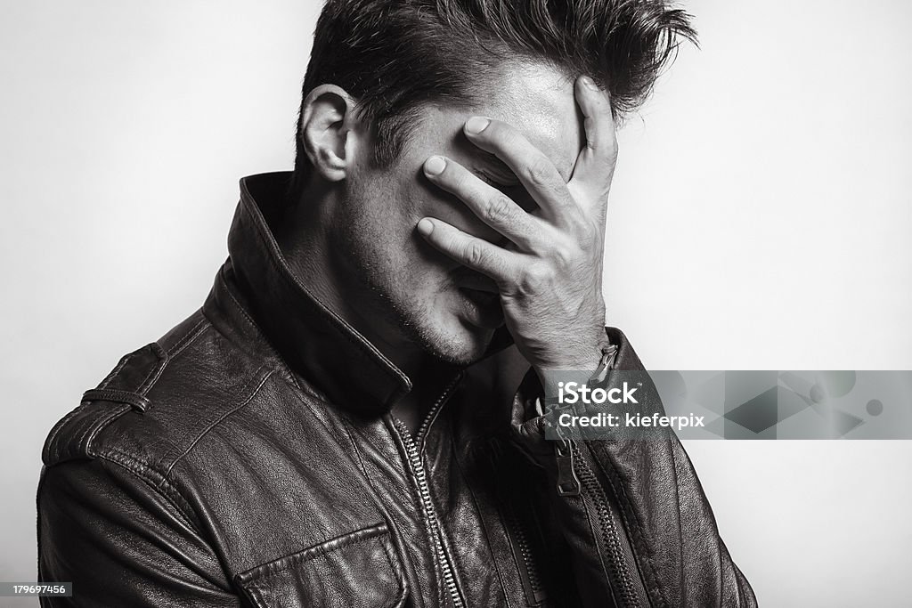 Homem deprimido - Royalty-free Arrancar os Cabelos de Desespero Foto de stock