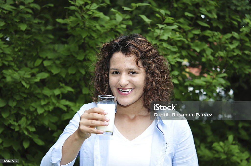 Jovem mulher quer beber leite - Foto de stock de Abastecer royalty-free