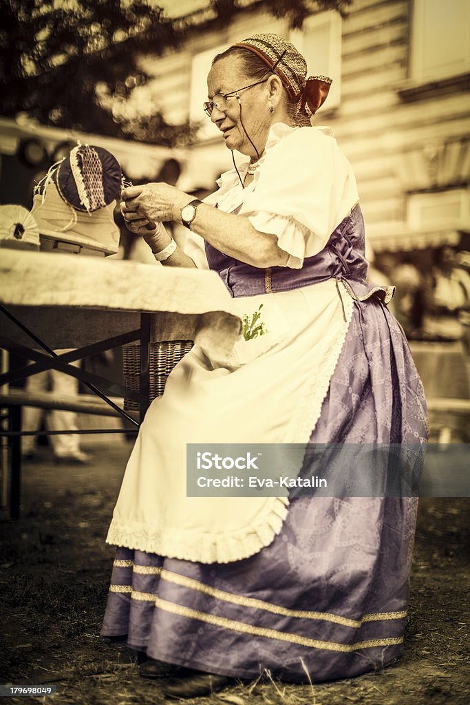 Retrato de mulher sênior renda maker - Foto de stock de 70 anos royalty-free