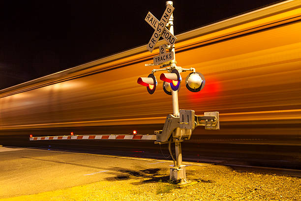 train passe une crailway crossing par nuit sur la route 66 - asphalt two lane highway natural phenomenon fog photos et images de collection