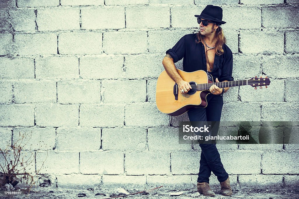 Homme avec guitare - Photo de Chanteur libre de droits