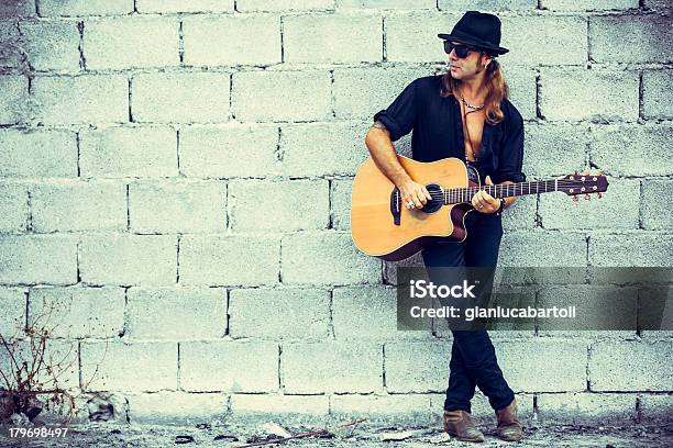 Photo libre de droit de Homme Avec Guitare banque d'images et plus d'images libres de droit de Chanteur - Chanteur, Folk, Blues