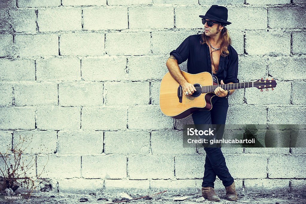 Человек с гитара - Стоковые фото Народная музыка роялти-фри