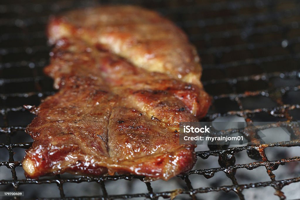 Foi quente de carne suína grelhada. - Foto de stock de Alface royalty-free