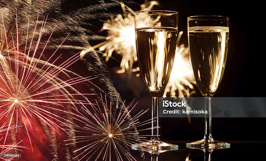 Copos de champanhe com fogos de artifício Infront - Foto de stock de Champanhe royalty-free