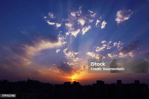 Photo libre de droit de Lever Du Soleil Sur La Ville banque d'images et plus d'images libres de droit de Lever du soleil - Lever du soleil, Ville - Milieu urbain, Arranger