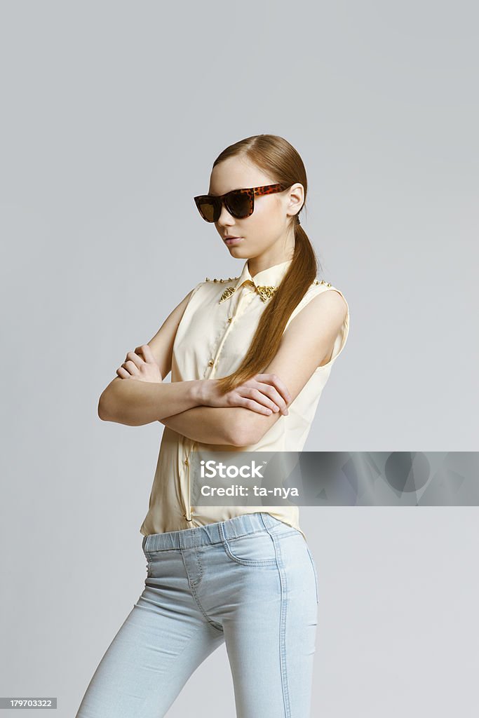 Красивая женщина в солнцезащитные очки - Стоковые фото Side Ponytail роялти-фри