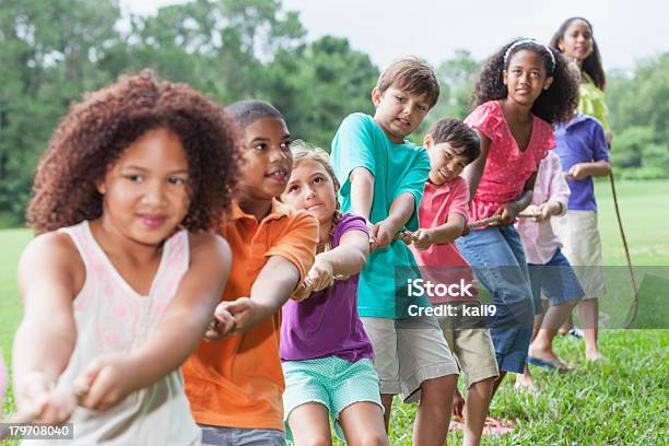 Crianças Brincando Tug De Guerra - Fotografias de stock e mais imagens de Jogo da corda - Jogo da corda, Criança, Brincar