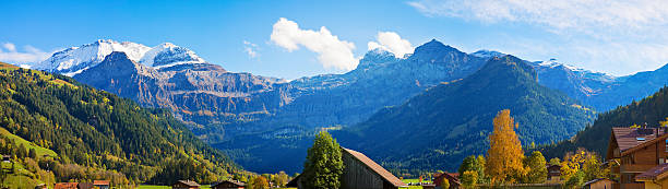 amplia vista panorámica de los alpes suizos cerca de im simmental lenk - lenk im simmental fotografías e imágenes de stock