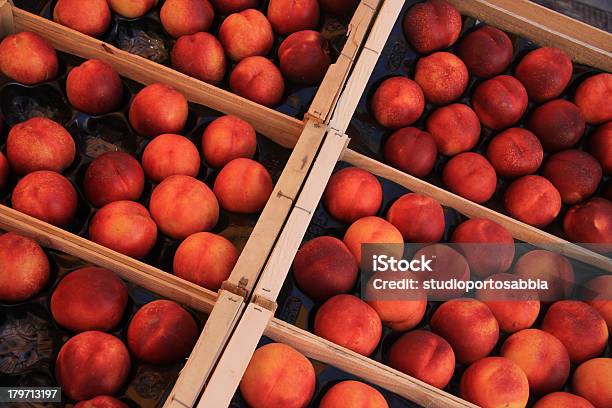 Photo libre de droit de Nectarines Dans Un Marché banque d'images et plus d'images libres de droit de Affaires - Affaires, Caisse, Commerce