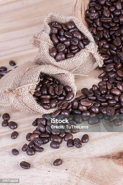 Foto de Grãos De Café e mais fotos de stock de Aniagem de Cânhamo - Aniagem de Cânhamo, Bebida, Bolsa - Objeto manufaturado