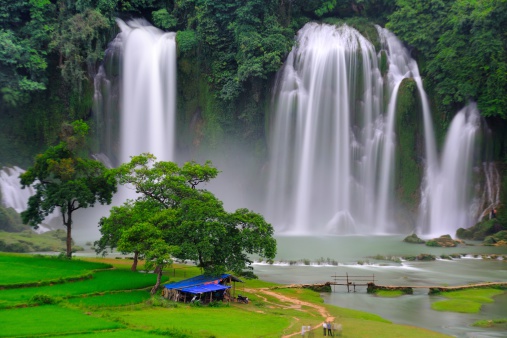 Tak Tin Waterfall situated in China and Vietnam border, is a national 4A level scenic spots in China.