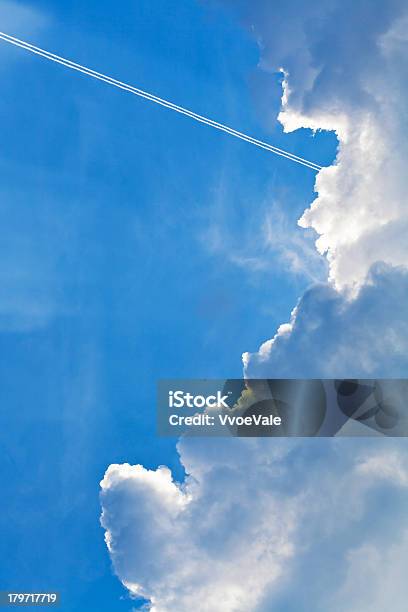 Wolkengebilde Mit Trace Der Luft Flugzeug Stockfoto und mehr Bilder von Abenddämmerung - Abenddämmerung, Abstrakt, August
