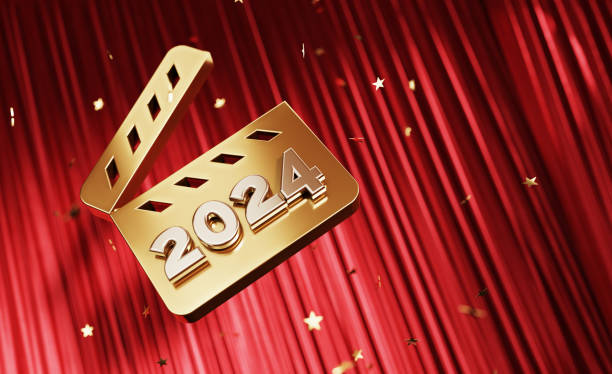 confetes dourados caindo em uma ardósia de filme impresso de 2024 antes da cortina vermelha do palco - star shape confetti red nobody - fotografias e filmes do acervo