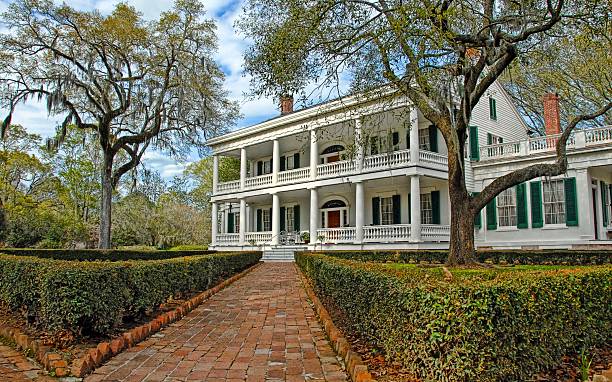 istock Southern plantation house 179724251