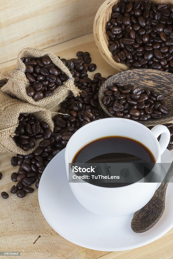 Tasse à café et haricots - Photo de Blanc libre de droits
