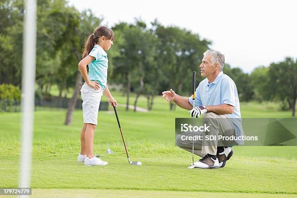 Photo libre de droit de Petite Fille Prendre Des Leçons De Golf Avec Instructeur Professionnel banque d'images et plus d'images libres de droit de Golf