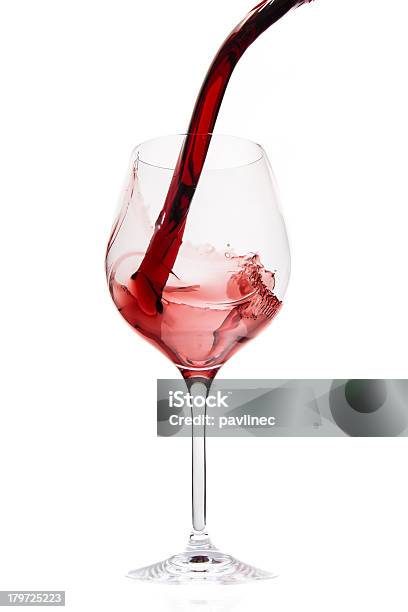Verter El Vino Tinto Foto de stock y más banco de imágenes de Copa de Vino - Copa de Vino, Actividad, Bebida