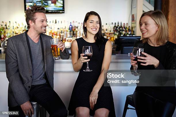 Tres Amigos Y Socializar Y Bebidas En La Barra Mostrador Sonriendo Foto de stock y más banco de imágenes de Restaurante