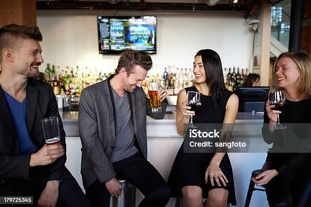 Vier Freunde Treffen Und Trinken In Einer Bar Theke Lächeln Stockfoto und mehr Bilder von Bartresen