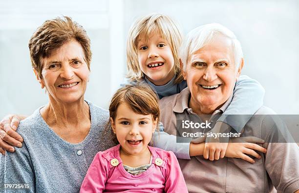 Nonni Con Nipoti - Fotografie stock e altre immagini di Adulto - Adulto, Adulto in età matura, Allegro