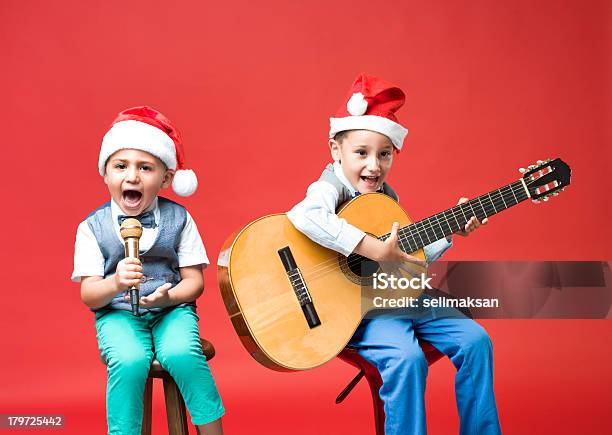 Chłopcy Muzyki Na Okres Świąt Bożego Narodzenia - zdjęcia stockowe i więcej obrazów Kolędnik - Kolędnik, Dziecko, Śpiewać