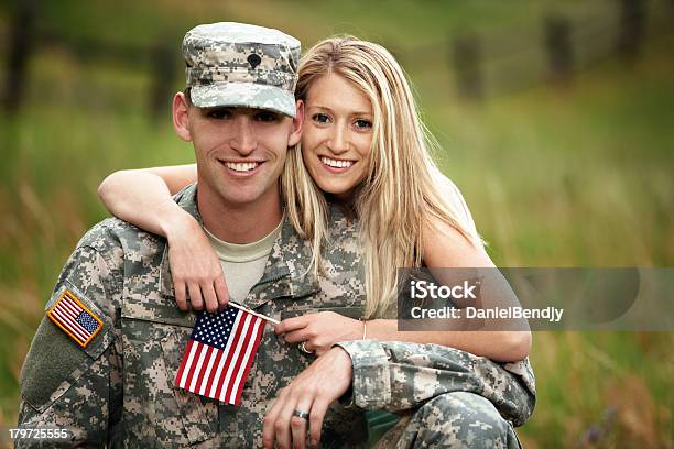 Usmitglieder Mit Jungen Frau Stockfoto und mehr Bilder von Militär - Militär, Verheiratet, Paar - Partnerschaft
