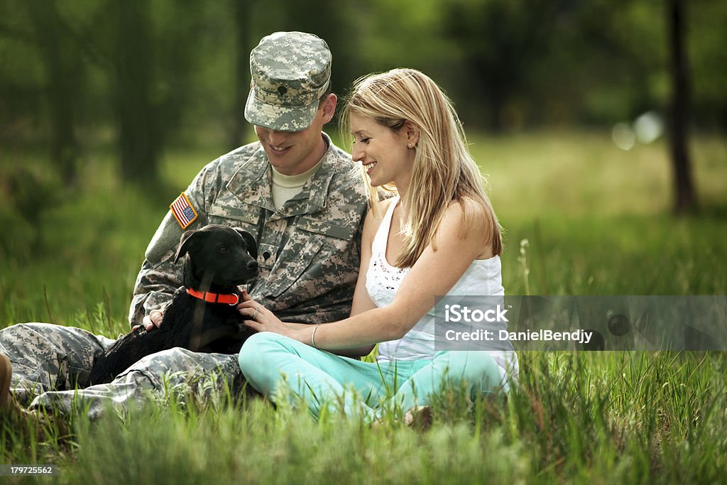 Serviço-Membro com Jovem mulher e cão - Royalty-free Cão Foto de stock