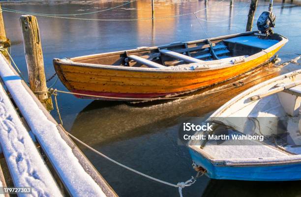 Barco A Remos No Gelo - Fotografias de stock e mais imagens de Inverno - Inverno, Veículo Aquático, Antigo